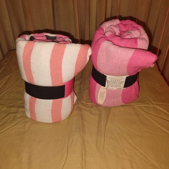 BUNDLE DEAL!!! Victorias Secret Limited Edition 2015 & 2017 Beach Blankets - Picture 9 of 14